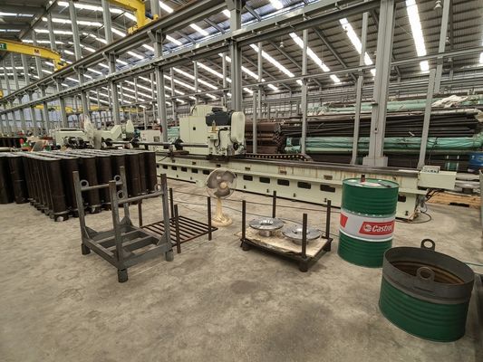 İş parçasının / aletin dönüşü Skiving Roller Burnishing Machine 150mm Guide Rail Genişliği